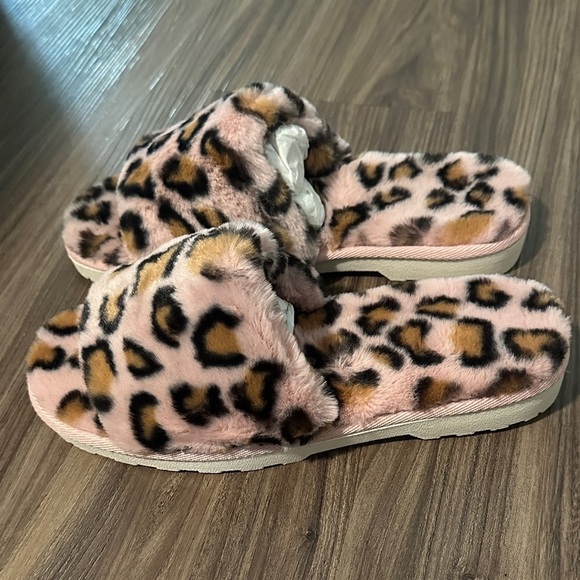 Array Pink Leopard Fuzzy Slippers - Picture 2 of 4